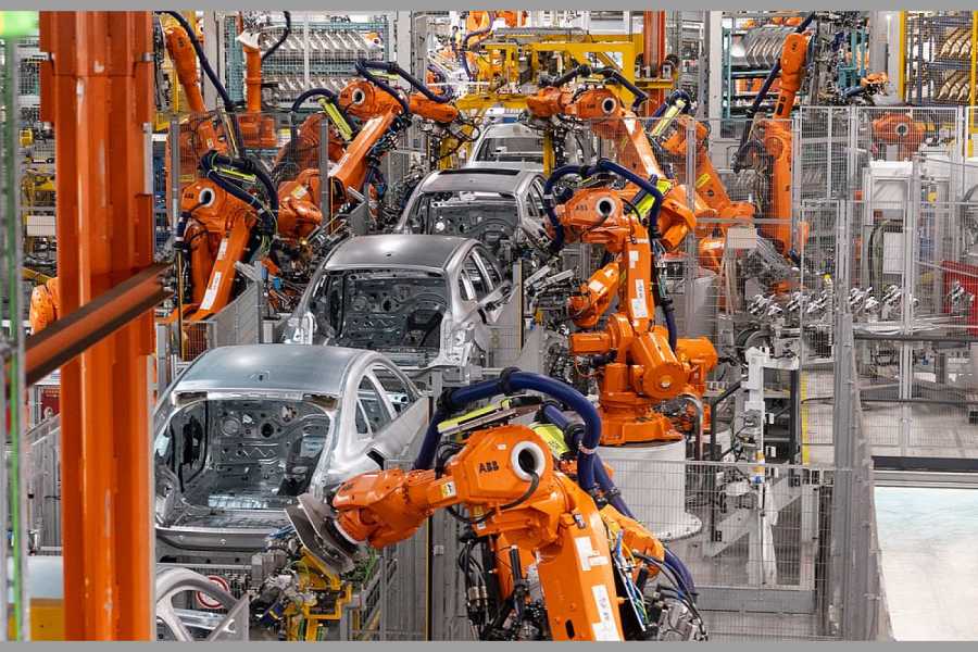 Roboter von ABB arbeiten an der Karosserie von verschiedenen Automodellen. Die Lage in der deutschen Autoindustrie verschlechtert sich nach Erkenntnissen des Ifo-Instituts weiter. Im Autoland Deutschland fragt man sich, wie schwer wiegt die Krise wiegt? (Foto: Daniel Josling/dpa)