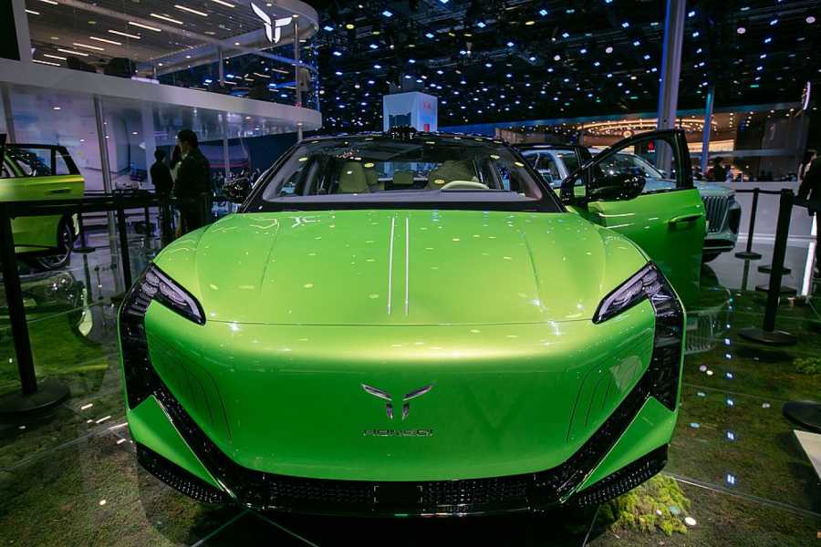 Ein Elektroauto des Staatsunternehmens Hongqi ("Rote Fahne") auf der Shanghaier Automesse 2023. In der Volksrepublik wird mittlerweile die Hälfte aller Elektroautos weltweit verkauft. (Foto: Wang Xiang/XinHua/dpa)