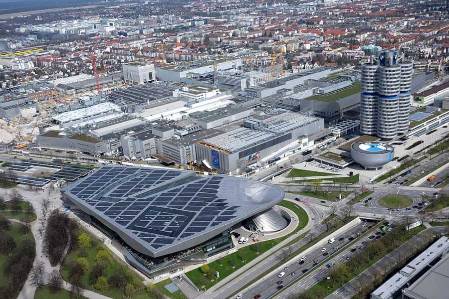 Die Firmenzentrale und das Werk von BMW in München. BMW enttäuscht mit Gewinnrückgang. (Foto: Sven Hoppe/dpa)