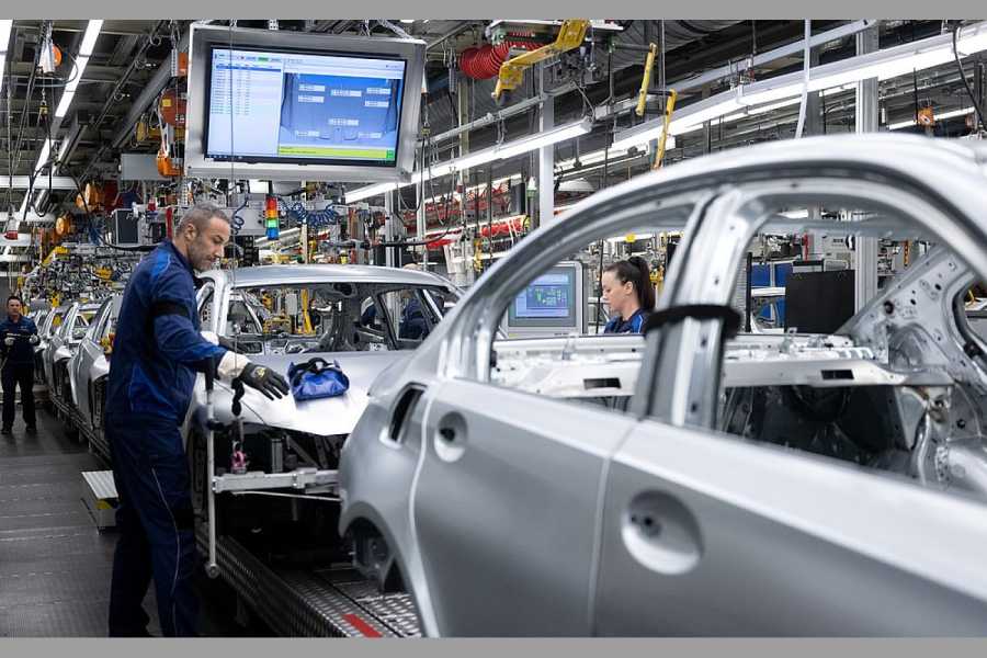 Mitarbeiter von BMW arbeiten im Stammwerk in der Produktion an der Karosserie von verschiedenen Modellen des Autoherstellers. Der BMW-Vorstand schlägt nun eine eigene Autobahnspur für E-Autos vor. (Foto: Sven Hoppe/dpa)