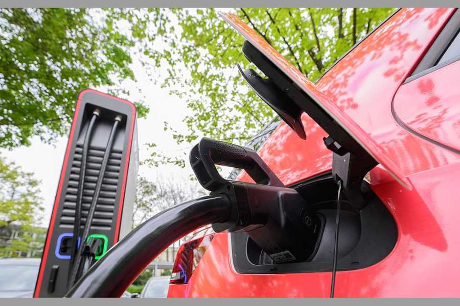 Ein Elektroauto lädt an einer neuen Ladesäule. Deutschland ist bei Zulassungen neuer E-Autos über EU-Schnitt. (Foto: Julian Stratenschulte/dpa)