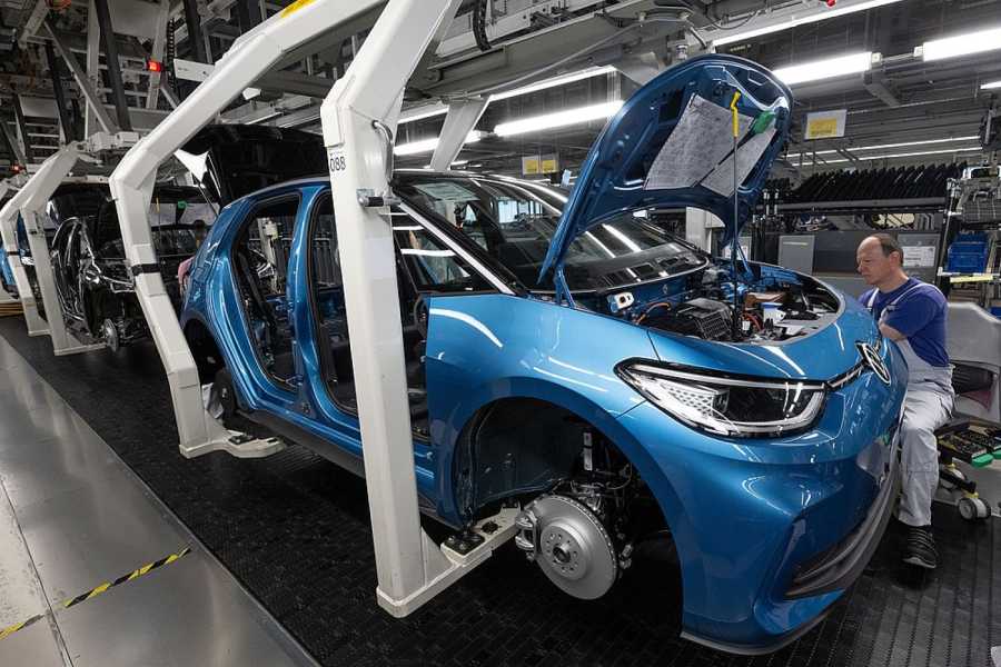 Ein Modell der neuen Generation des ID.3 wird im Werk von Volkswagen in Zwickau montiert. Doch die Autowerke in Deutschland sind nur zu zwei Dritteln ausgelastet. (Foto: Hendrik Schmidt/dpa)
