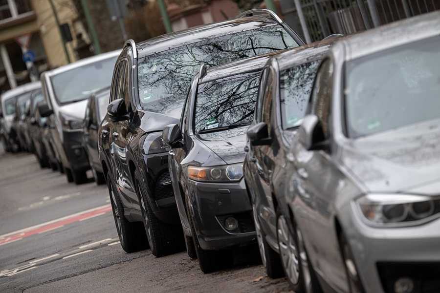 Ein SUV parkt in einer Reihe mit anderen Autos. MV-Städte wollen SUV-Besitzern nicht extra zur Kasse bitten. (Foto: Sebastian Gollnow/dpa)