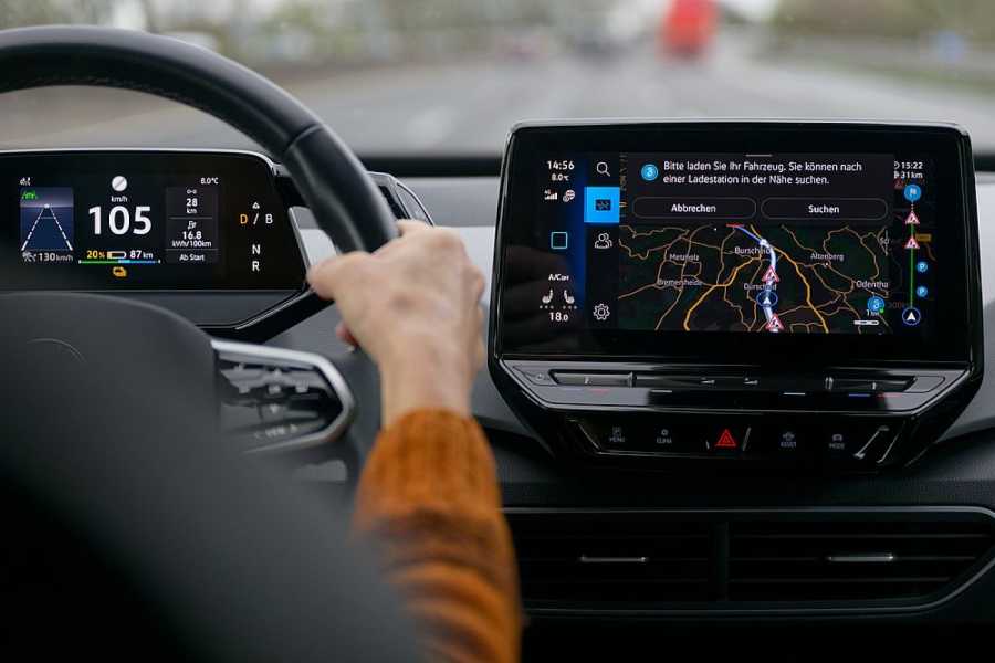 Auf einem Bildschirm in einem Elektroauto wird der Fahrer bei niedrigem Ladestand zum Aufladen des Fahrzeugs aufgefordert. Laut der Studie ist das Auto für viele junge Menschen ein Statussymbol. (Foto: Henning Kaiser/dpa)