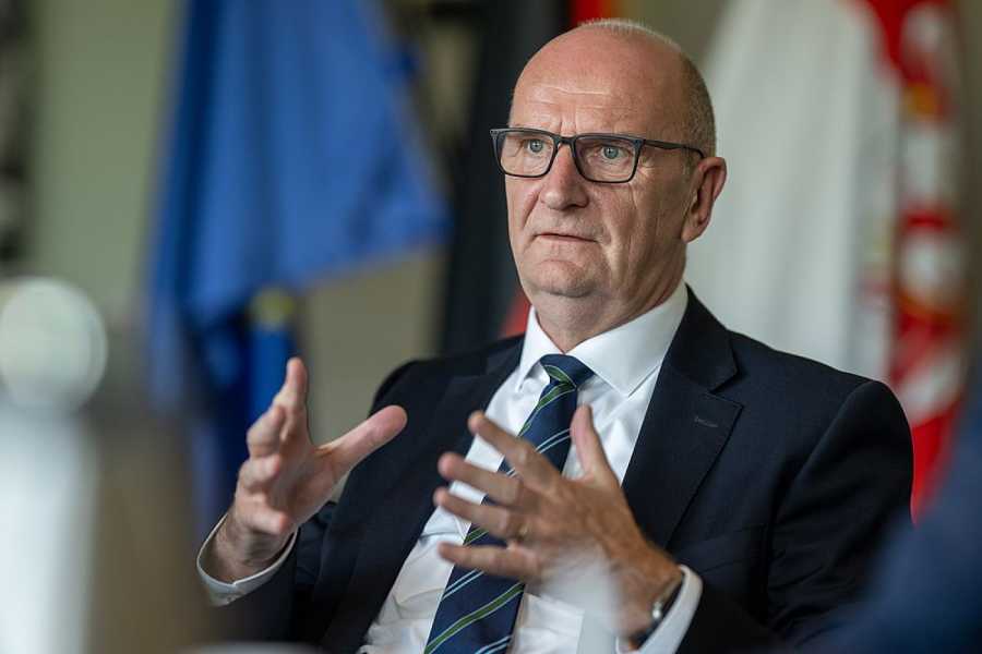 Der Ministerpräsident von Brandenburg Dietmar Woidke (SPD) verteidigt Tesla - und bezeichnet das Unternehmen im Hinblick auf die Schaffung von Arbeitsplätzen als einen riesengroßen Gewinn für das Land. (Foto: Monika Skolimowska/dpa)