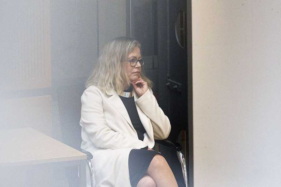 Die neue Verkehrssenatorin, Ute Bonde (CDU), sitzt an einem Seitentisch vor der Plenarsitzung des Berliner Abgeordnetenhauses. (Foto: Carsten Koall/dpa)