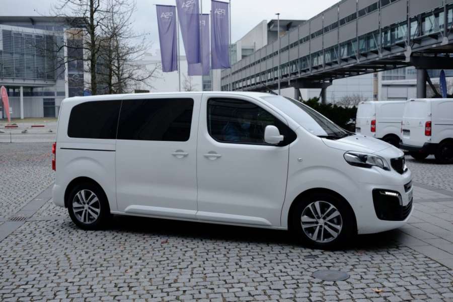 Geht gut ab: Für einen Vollformat-Minibus lässt sich der Peugeot e-Traveller maximal flott bewegen - und äußerst leise. | Foto: J. Reichel