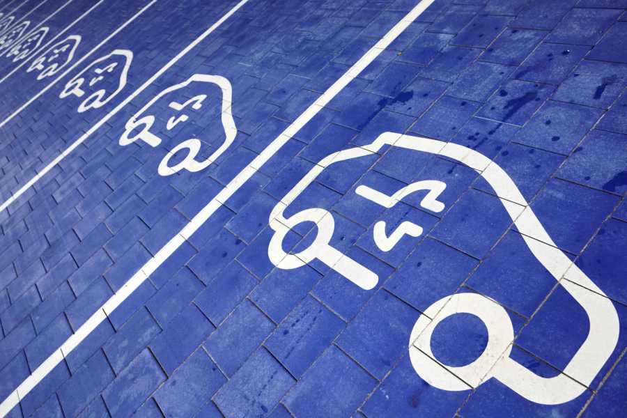 Keine Sorge vor zu geringer Reichweite: Größere Batterien, ein engmaschigeres Ladenetz und integrierte Navigationssysteme machen die Streckenplanung einfacher und sorgen für eine zuverlässige Stromversorgung.| Foto: Bernd Thissen/dpa 