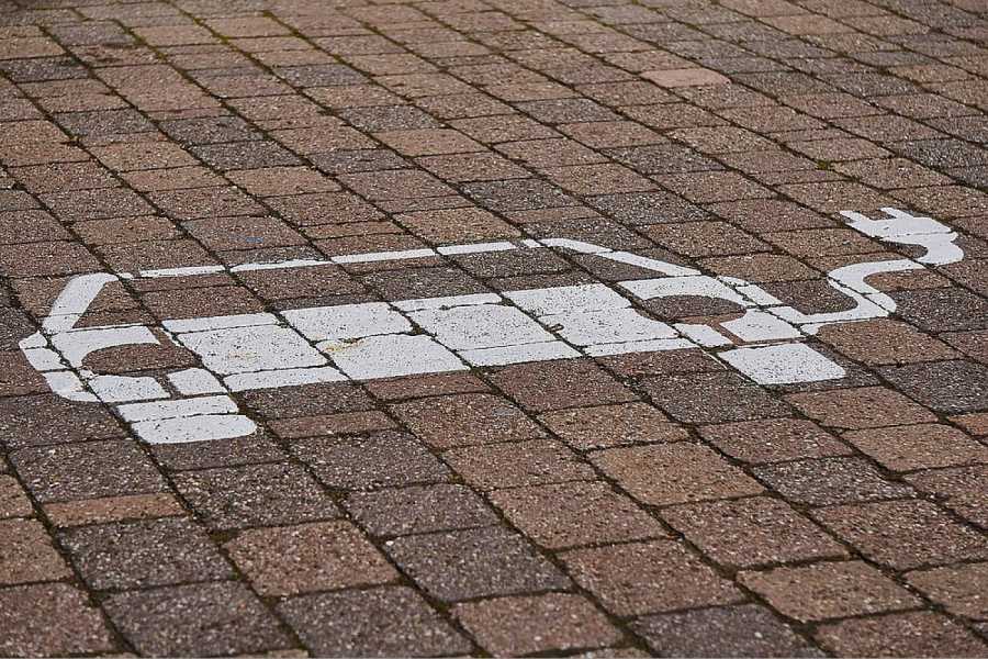 Wie die Auswertung des Ladesäulencheck 2024 zeigt, steigen die Preise an öffentlichen Ladesäulen. (Foto: distelAPPArath/pixabay)