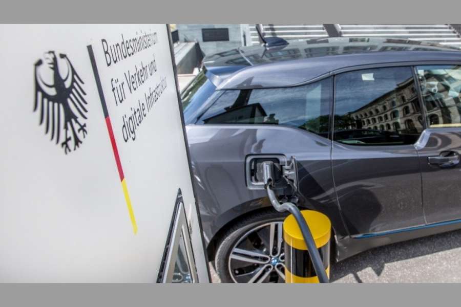 Gefördert werden bis zu 60 % der förderfähigen Kosten – vorausgesetzt, die Ladesäulen sind öffentlich zugänglich und werden mit Strom aus erneuerbaren Energien betrieben. (Foto: BMVI)