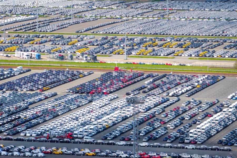 Trübe Aussichten: An der Emspier im Emder Hafen werden Autos verladen. | Foto: Sina Schuldt/dpa
