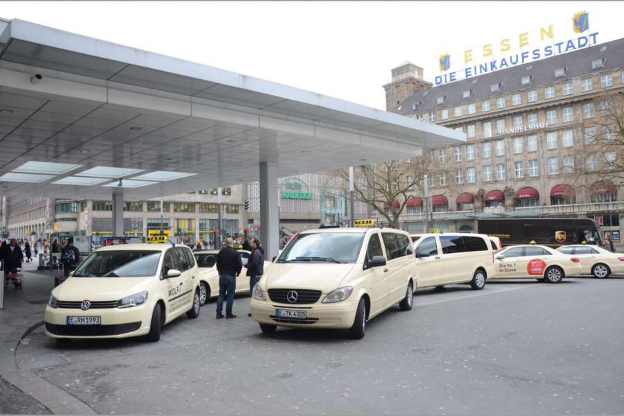 Die drei Szenarien der IHK stellt die Trennung von Taxis und Mietwagen in Frage. (Foto: Dietmar Fund)