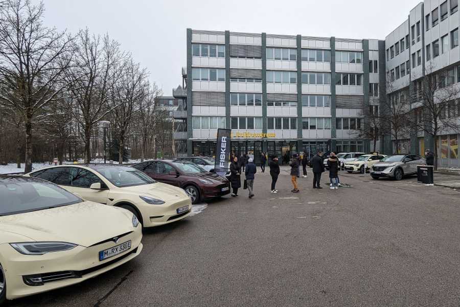 Die Stromer-Taxis auf dem Außengelände standen zur Begutachtung und zur Testfahrten bereit.| Foto: Th. Kanzler