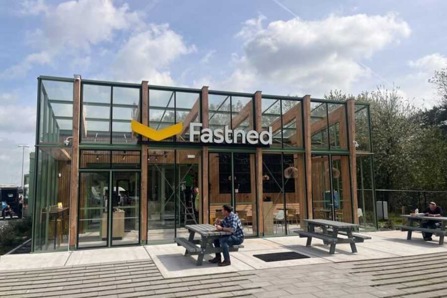 Schicker Laden mit Shop: Fastned geht einen weiteren Schritt in Sachen Ladekomfort und eröffnet ein Shop-Restaurant. Ob das auch nach Deutschland kommt, hängt vom der Autobahn GmbH ab. | Foto: Fastned