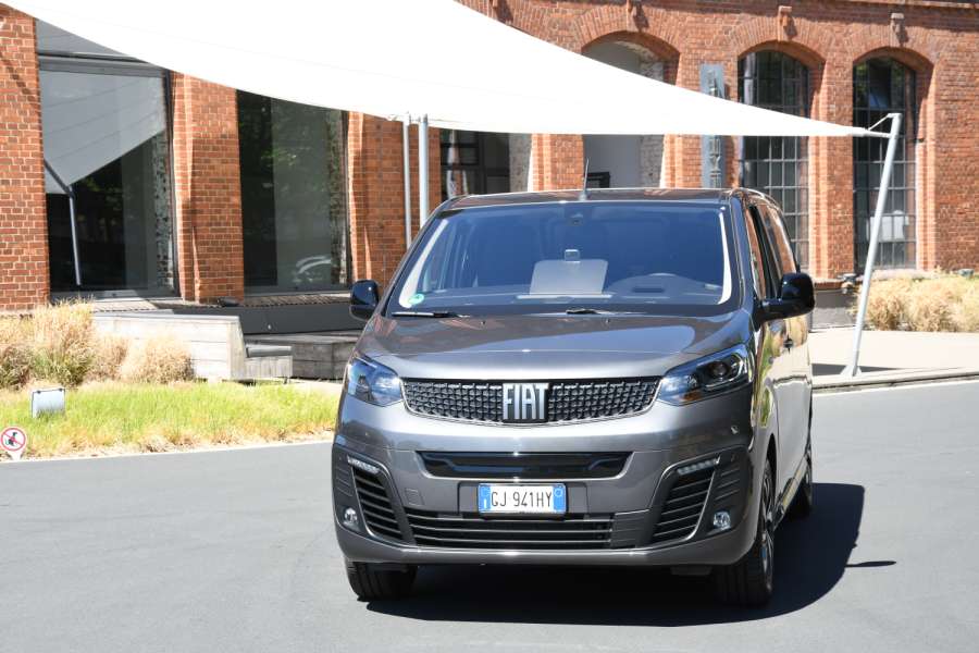 Bis auf den Bug mit dem Markenemblem unterscheidet sich der Fiat E-Ulysse äußerlich nicht von seinen Verwandten wie dem Opel Zafira-e Life. (Foto: Dietmar Fund)