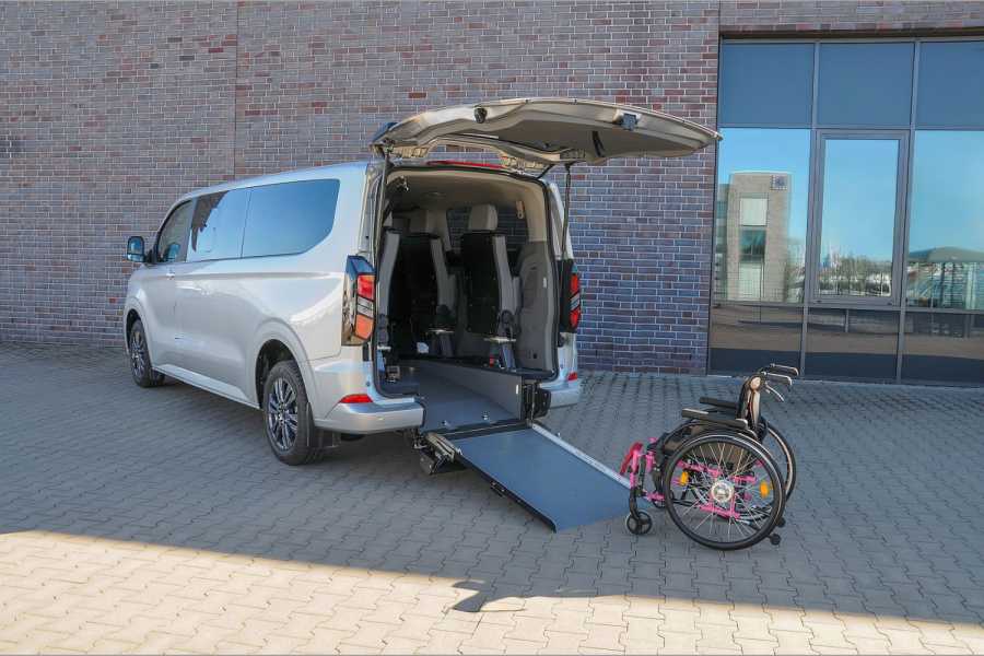 AMF-Bruns schneidet den Ford Custom bis in die Fahrzeugmitte auf- so finden bis zu zwei Rollstühle und vier weitere Passagiere im Fahrzeug Platz.| Foto. AMF-Bruns