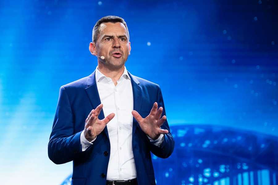 Martin Sander, Vorsitzender der Geschäftsführung der Ford-Werke GmbH, spricht bei der Vorab-Eröffnungsfeier des Ford Cologne Electric Vehicle Center. Der Deutschlandchef des US-Konzerns wechselt überraschend zu Volkswagen. (Foto: Marius Becker/dpa)