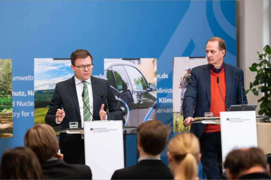 E-Mobilitätshochlauf nimmt Fahrt auf: Umweltminister Carsten Schneider - hier bei Vorstellung der Klimabilanz im Umweltbundesamt - sieht die Dekarbonisierung Deutschlands auf einem guten Weg. | Foto: dpa/Christophe Gateau