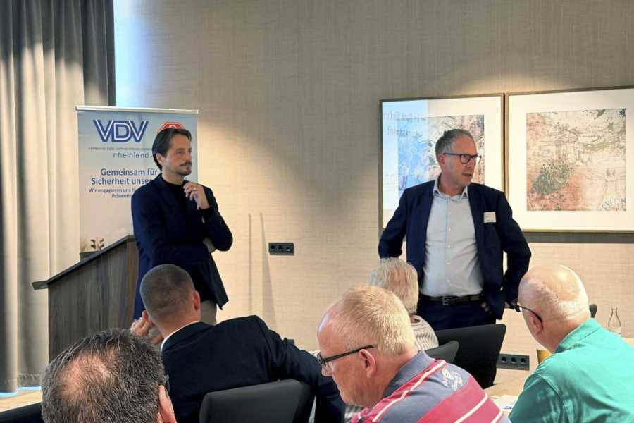 Die Geschäftsführer Guido Borning (li.) und Heiko Nagel leiten durchs Programm, in der ersten Reihe mit dabei: Michael Oppermann vom BVTM.| Foto: MOLO