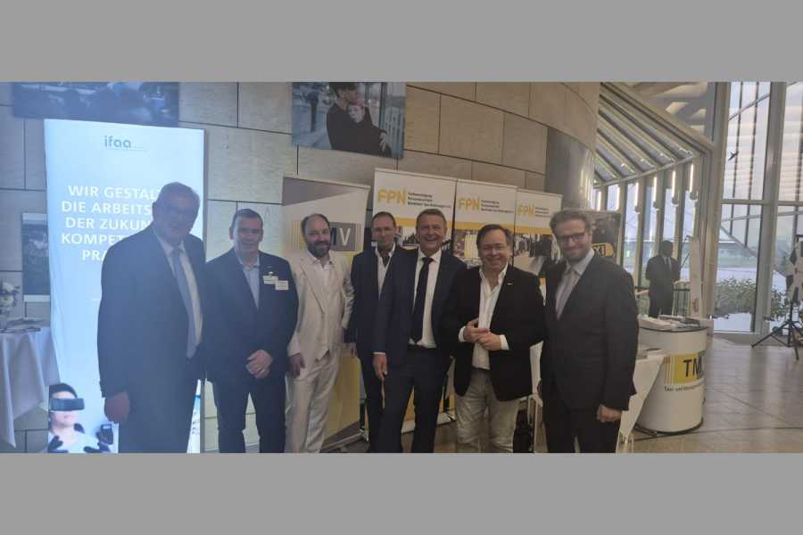 Präsident „unternehmer nrw“ Arndt G. Kirchhoff, TMV-Büroleiter Nico Höttges, VSPV-Geschäftsführer Sascha Waltemate, FPN-Geschäftsführer Dr. Michael Stehr, Landtagsvizepräsident Christof Rasche MdL, TMV-Hauptgeschäftsführer Patrick Meinhardt und Regierungssprecher und Staatssekretär für Europa und Internationales Christian Wiermer. | Foto: TMV