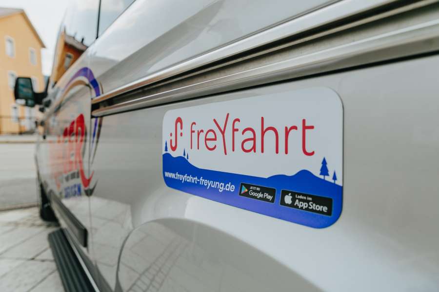 Bislang müssen Pooling-Verkehre wie der von „freYfahrt“ in Freyung noch als Linienverkehr oder über die Experimentierklausel genehmigt werden. Das will das BMVI ändern. (Foto: door2door)