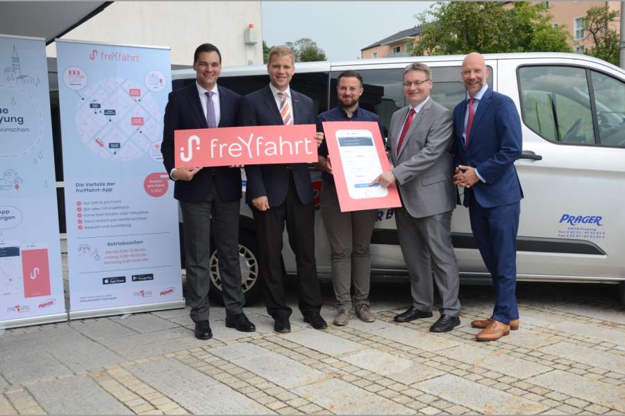 Landrat Sebastian Gruber (v.l.), der 1. Bürgermeister Dr. Olaf Heinrich, der Busunternehmer Stefan Prager, Staatssekretär Josef Zellmeier und Dr. Tom Kirschbaum von door2door haben das Projekt auf den Weg gebracht. (Foto: Dietmar Fund)
