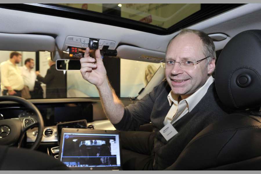 Guido Janssen möchte mit einer Kamera oberhalb der Dachkonsole Fahrgäste scannen und damit Betrügereien der Taxifahrer verhindern. (Foto: Werner Kuhnle)