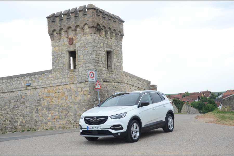 Neue Motoren und eine Automatik machen den Grandland X noch komfortabler. In der Ultimate-Ausstattung (Foto) hat er adaptive LED-Scheinwerfer.