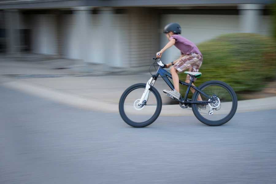 Symbolbild: Ein elfjähriger Radfahrer kollidierte beim Überqueren der Straße mit einem Pkw – das OLG Hamm sprach dem Autofahrer eine Mitschuld von 50 Prozent zu. | Foto: Greg Rosenke via Unsplash