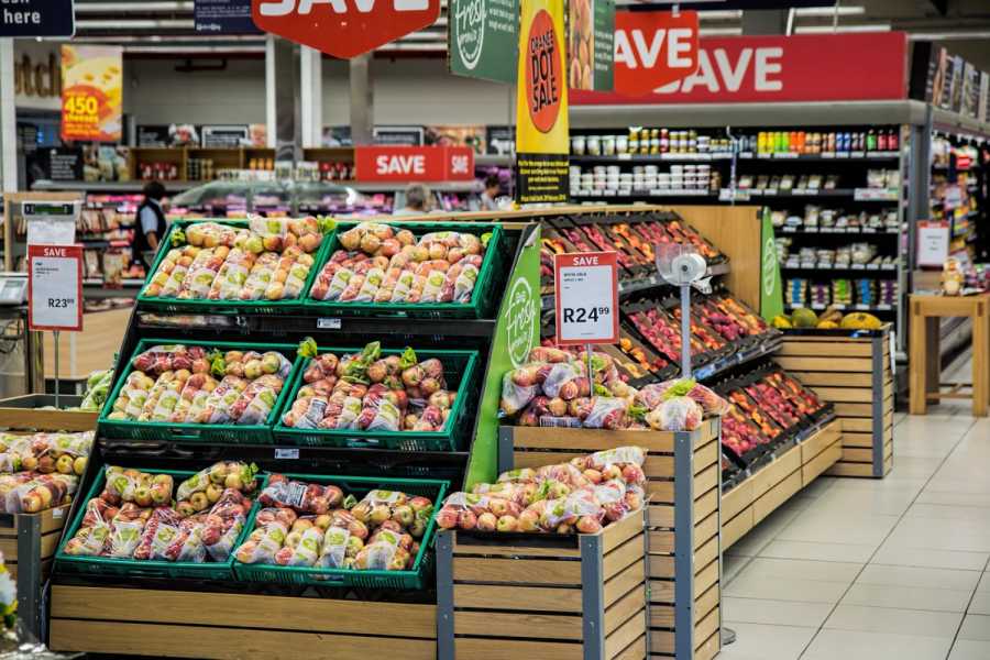 Zu den Regal-Fluchten eines HIT-Supermarktes in Bad Honnef können Kunden jetzt auch im Taxi vergünstigt fahren. (Symbolfoto: Steve Buissinne/Pixabay)
