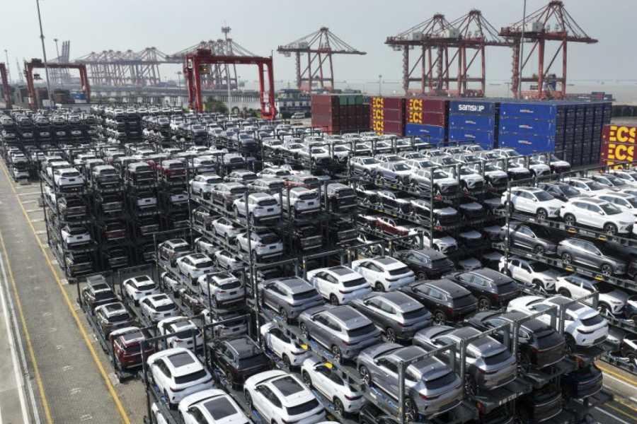 Hybrid-Schwemme: Nachdem die EU bei den Zöllen eine Flanke offen ließ, nutzten die China-Marken die Gelegenheit schnell und forcierten die Hybrid-Exporte massiv. Im Bild: Autos für den Export im Hafen Taicang in Jiangsu. | Foto: dpa/XinHua