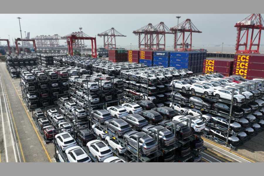 Hybrid-Schwemme: Nachdem die EU bei den Zöllen eine Flanke offen ließ, nutzten die China-Marken die Gelegenheit schnell und forcierten die Hybrid-Exporte massiv. Im Bild: Autos für den Export im Hafen Taicang in Jiangsu. | Foto: dpa/XinHua