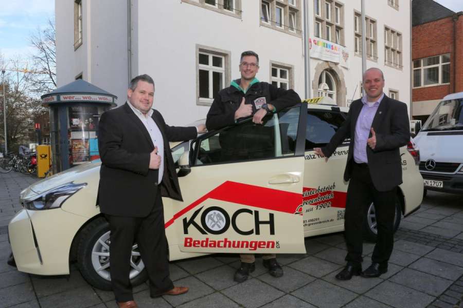 Der Taxiunternehmer Steven Sürder (v. l.) hat mit seinem Werbepartner Michael Koch und dem Bürgermeister Klaus Krützen einen Zeitungsartikel „eingefädelt“. (Foto: Dieter Staniek)