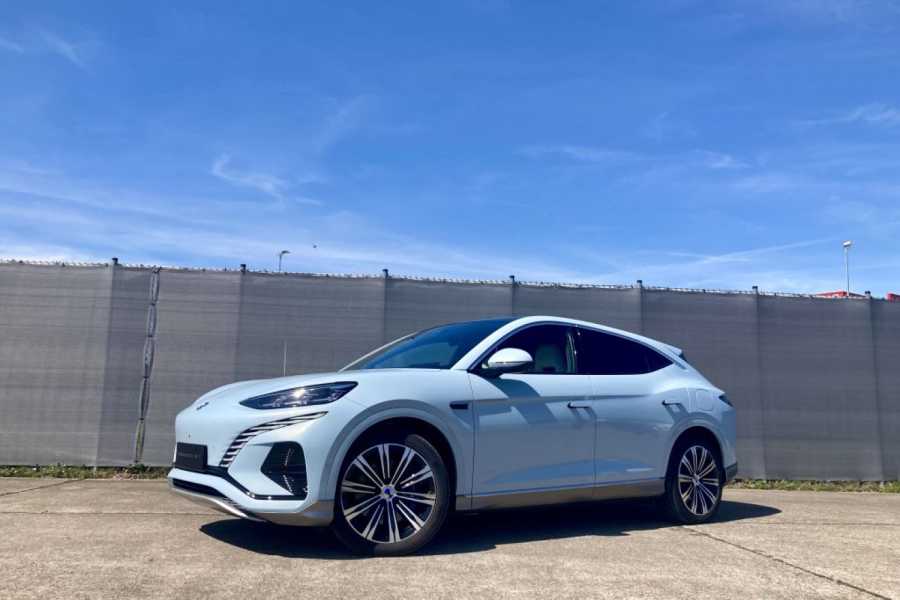 Der N7 positioniert sich zwischen dem BYD Seal und dem Mercedes-Benz EQE, baut aber mit 1,6 Meter Höhe in Richtung CUV. | Foto: G. Soller