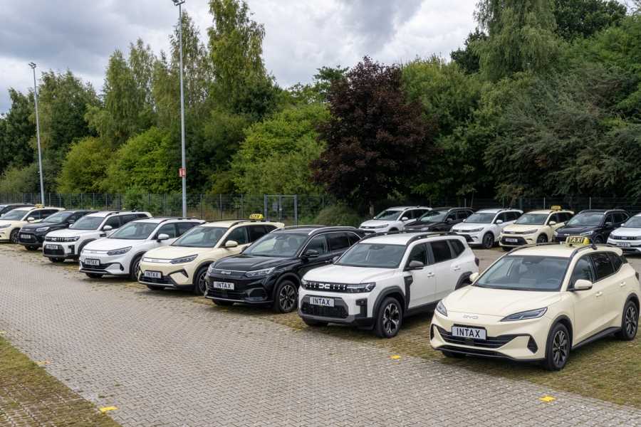 Für die Lagerfahrzeuge stehen neben dem Kauf auch Leasing- und Finanzierungsmöglichkeiten zur Verfügung. | Foto: Intax.de