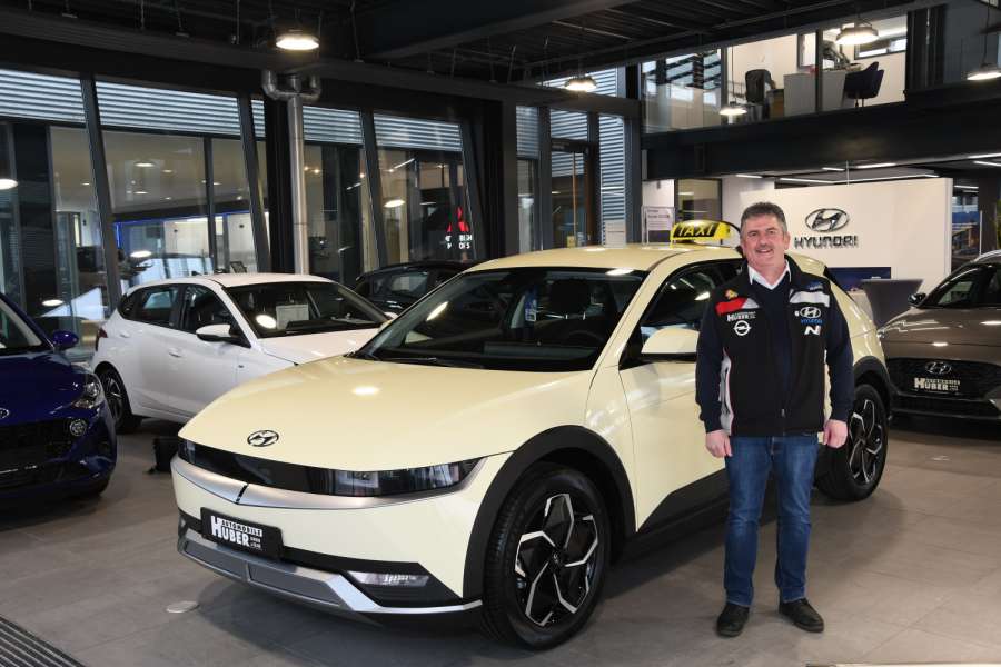 Verkäufer Christian Putz hat schon Fahrerfahrungen mit dem Ioniq 5 auf einer langen Überführung nach Ulm gesammelt, wo er mit zehn Kilometern Rest-Reichweite angekommen ist. (Foto: Dietmar Fund)