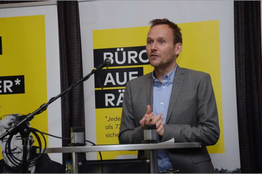 Jan Thomas stellte sich gleich zu Beginn der Tagung kurz vor. (Foto: Dietmar Fund)