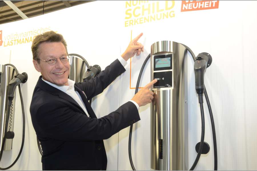 Geschäftsführer Christoph R. Erni führte die Kennzeichenerkennung an der Ladesäule vor. (Foto: Dietmar Fund)