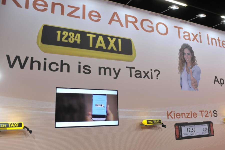 Ein Dachzeichen mit Ordnungsnummer und den neuen Taxameter T21 S stellte Kienzle Argo Taxi International vor. (Foto: Werner Kuhnle)