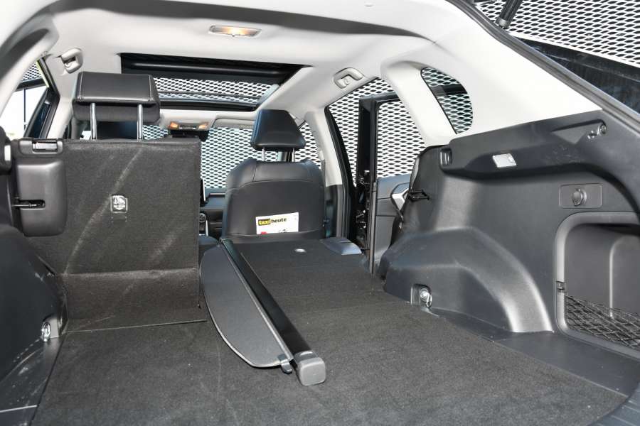 Wenn man Kofferraumrollos wie hier im Toyota RAV4 Hybrid nicht unter dem Boden unterbringen kann, finden sie auch private Käufer. (Foto: Dietmar Fund)