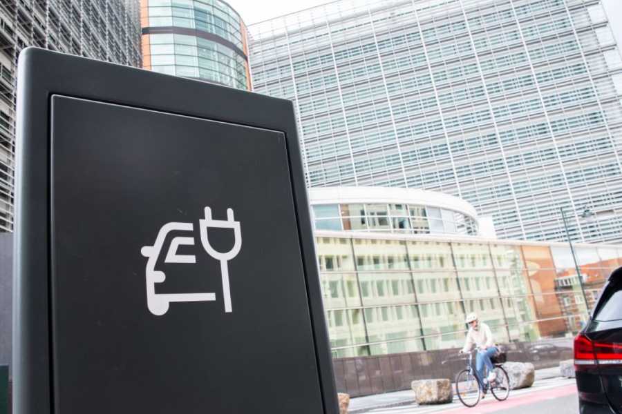 Europa unter Strom: Die Zulassungen der reinen Stromer steigen auf Rekordhöhe, auch wegen der hohen Spritpreise. Im Bild: Brüsseler Berlaymont-Gebäude. | Foto: dpa/Alicia Windzio
