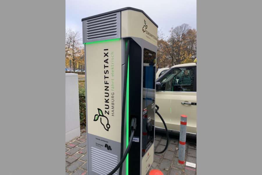 Genügend Schnellladesäulen nur für Elektrotaxis zu bauen, hat sich in Hamburg als schwieriges Unterfangen erwiesen. (Foto: Senat für Mobilität und Verkehrswende)