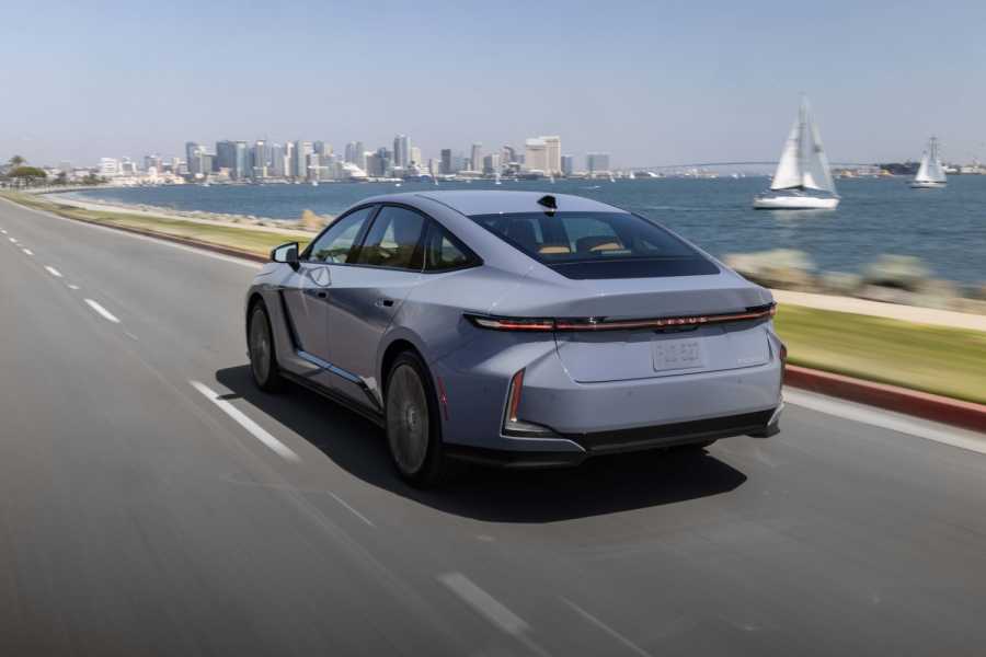 Eleganter Heckschwung mit illuminiertem Schriftzug. | Foto: Lexus