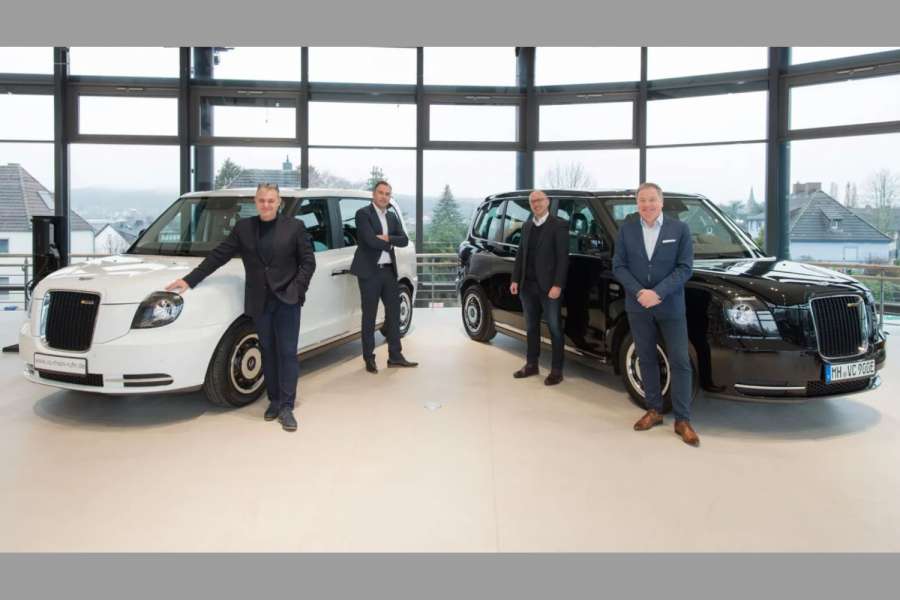 Passt ins Portfolio - und in die Zeit (v.l.): Frank Uwe Werner (CEO Volvo Centrum Rhein Ruhr GmbH) nimmt LEVC ins Sortiment, zusammen mit Mehmet Karadag (Vertrieb), Thomas Goldboom (Head of Operations Western Europe LEVC), Ronald Flohr (Vertrieb). | Foto: LEVC