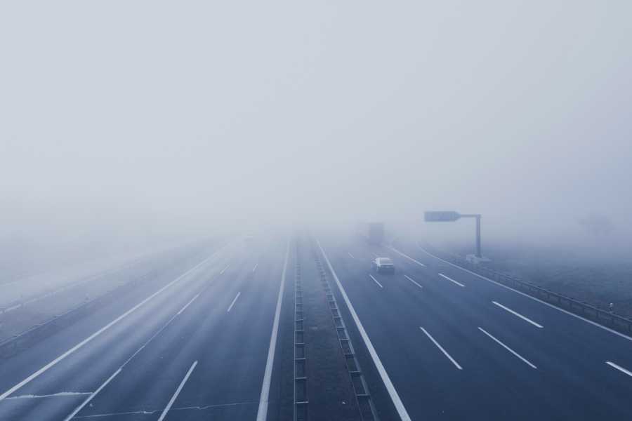 Fahren bei Nebel: Sichtweite entscheidet über Licht und Geschwindigkeit. | Foto: Unsplash/Markus Spiske