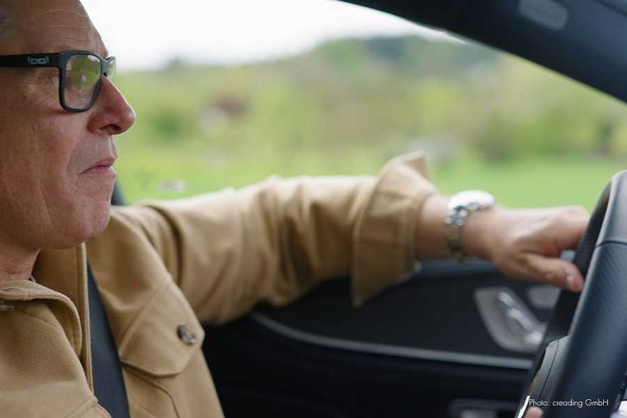 Bernd Mayländer ist seit mehr als 20 Jahren als Safety-Car-Fahrer in der Formel 1 im Einsatz. Mit kritischen Fahrsituationen kennt er sich bestens aus. (Foto: DEKRA/Creading)