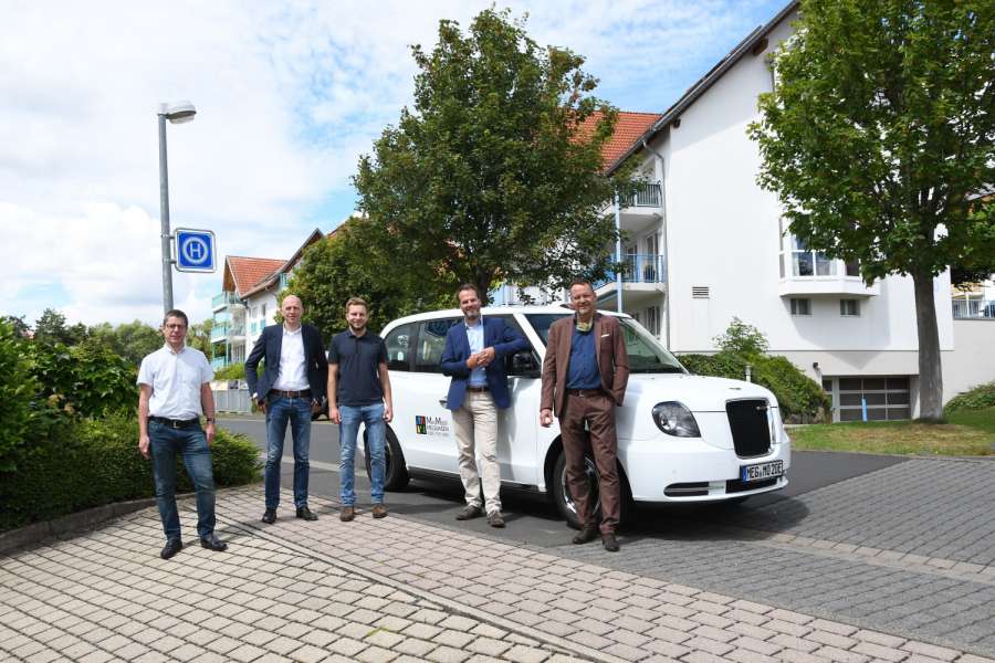 Eine Zwischenbilanz zogen an dieser neuen Haltestelle (v.l.) Projektleiter Martin Weißhand, Jens Marggraf und sein Sohn Moritz, NVV-Geschäftsführer Steffen Müller und Bürgermeister Markus Boucsein. (Foto: Dietmar Fund)