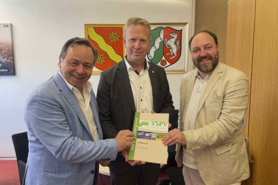 Patrick Meinhardt (re.) und Sascha Waltemate (li.) mit Henning Rehbaum (CDU), dem stellvertretenden Vorsitzenden des Verkehrsausschusses. |Foto: VSPV