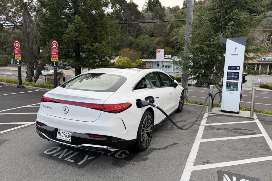 Schneller am Laden: Die Umstellung auf 800-Volt-System ist der wichtigste Schritt. | Foto: Mercedes-Benz
