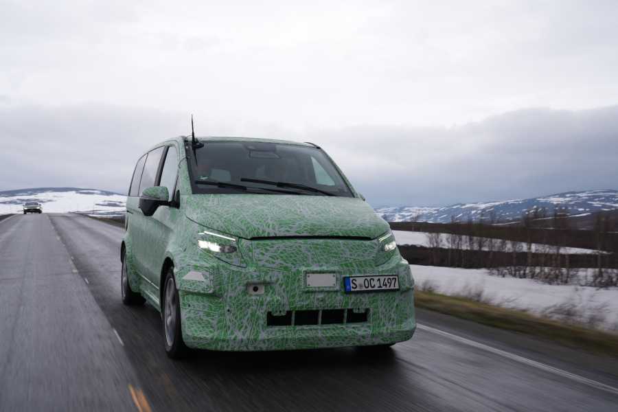 Alte Hülle, neuer Kern: Unter der grün-weißes Verkleidung des alten Vito/EQV steckt die neue Van.EA-Plattform, die auf eine breitere Spur baut. Das erklärt die ausgestellten Kotflügel. (Foto: Mercedes-Benz)
